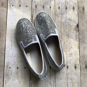 🆕 Size 37 (6.5-7) silver glitter sneakers ✨